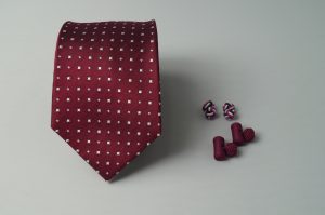 CORBATA DE SEDA Matizzio, color vino con cuadritos blancos 31