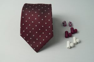 CORBATA DE SEDA Matizzio, color uva con bolitas blancas  32