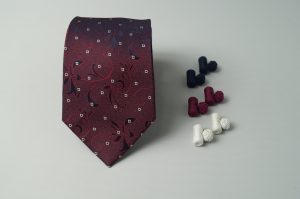 CORBATA DE SEDA Matizzio, color uva con detalles vinos y azules y cuadros blancos  33