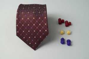 CORBATA DE SEDA Matizzio, color vino con rombos negros, cuadros morados y cremas  35