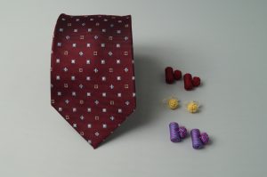 CORBATA DE SEDA Matizzio, color vino con cuadros cremas y celestes con blanco 36