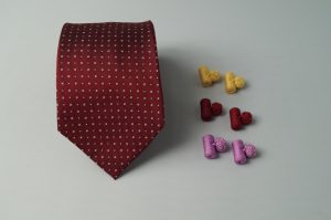 CORBATA DE SEDA Matizzio, color vino con detalles de color lila y amarillos 39