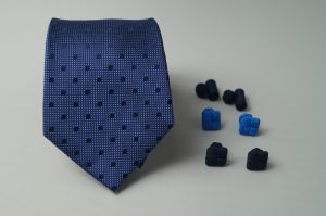 CORBATA DE SEDA Matizzio, color azul con puntitos blancos y círculos azules 44