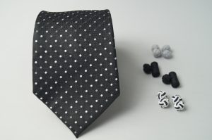 CORBATA DE SEDA Matizzio, color negro con puntos blancos y plomos plata 45