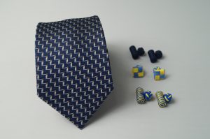 CORBATA DE SEDA Matizzio, color azul, con detalles de escalera color celeste, beige y marrón 48