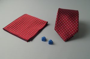 Corbata y pañuelo Matizzio, color rojo, con bolitas blancas y un punto azulino 189