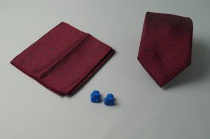 Corbata y pañuelo Matizzio, color vino con puntos azulinos 192