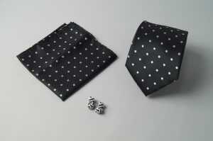 Corbata y pañuelo Matizzio, color negro con puntos blancos, celestes 194