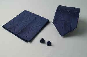 Corbata y pañuelo Matizzio, color azul marino, con detalles de rayas 196