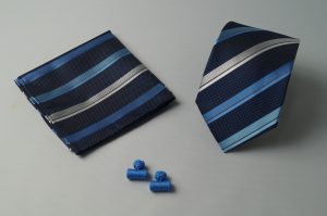 Corbata y pañuelo Matizzio, color azul marino, con líneas plomo plata y verde 198