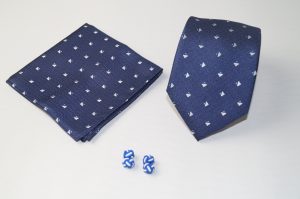 Corbata y pañuelo Matizzio, color azul marino, con detalles blancos y celestes 200