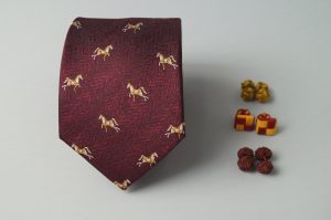 Corbatas Matizzio, color vino con caballos  184