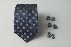 Corbatas Matizzio, color gris con flores blancas y puntos grises  203