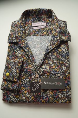 Camisa de mujer Oversize, color marrón con flores de colores Ariana Belén 91