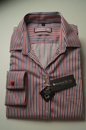 Camisa de mujer Oversize, color blanca con líneas rojas y azules Ariana Belén 89