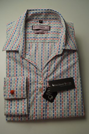 Camisa de mujer Oversize, color blanca con triángulos de color azul acero, naranja, verde y beige Ariana Belén 88