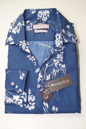 Camisa de mujer Oversize, color azul estampado de flores blancas Ariana Belén 87