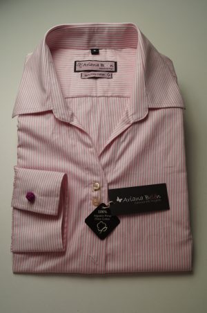 Camisa de mujer Oversize, color blanco líneas verticales de color rosado Ariana Belén 86