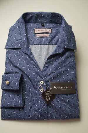 Camisa de mujer Oversize, color azul acero estampado de puntos blancos y conchitas Ariana Belén 82